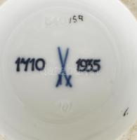 Meissen szőlőlevél mintás váza. 1935, jelzett, kehely formájú vázatest körbefutó szőlőlevél mintával...