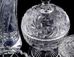 4 darabos ólomkristály asztali szett: asztalközép, váza, 2 darab fedeles tároló. Jelzés nélkül, csis...