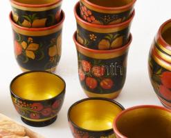 Orosz, festett fa tárgyak. Nagy méretű fedeles bödön, 24 cm, pohárkészletek eredeti dobozában, kanal...