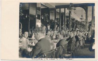 Temesvár, Timisoara; étterem, vendégek és pincérek / restaurant, guests and waiters. photo (vágott / cut)