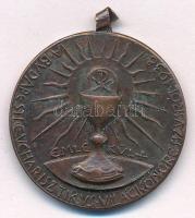 1938. "A Budapesti Eucharisztikus Világkongresszusról emlékül" bronz emlékérem füllel (30mm) T:VF fül sérült