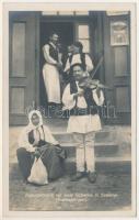 Szelistye, Salistea Sibiului, Saliste; Zigeunermusik vor einer Schenke in Szelistye (Siebenbürgen) / Cigányzene egy üzlet előtt, erdélyi folklór / Gypsy music in front of a shop, Transylvanian folklore
