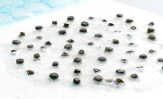 Gádor István (1891-1984): Geometrikus falikép. 1970 körül. Mázas samottos kőagyag plakett, mázba fog...