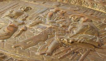 Nagyméretű historizáló domborított rézlemez falidísz, mulatozók jelenettel, sérüléssel, 48x63 cm