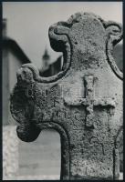 cca 1979 Császár László székesfehérvári fotóművész felvétele (Sírkereszt), 1 db vintage fotó, ezüst zselatinos fotópapíron, feliratozva, 23x15,4 cm