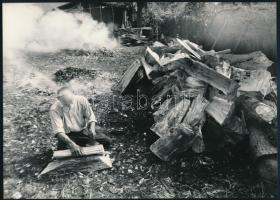 cca 1978 Várnai György fotóművész felvétele (Teknővájó), 1 db vintage fotó, ezüst zselatinos fotópapíron, feliratozva, 17,3x24 cm