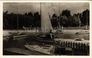 1935 Balatonkenese, Fővárosi üdülőhely, Az Szfőv. Alk. Segítőalapja kezelésében, Vitorlázók a kikötőben