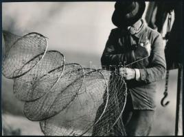 cca 1971 Zsigri Oszkár (1933-?) budapesti fotóművész hagyatékából 1 db vintage fotó (Háló javítás), ezüst zselatinos fotópapíron, jelzés nélkül, 17,6x23,7 cm