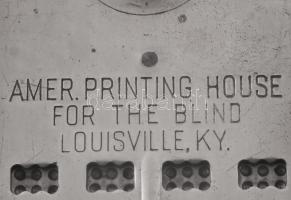Braille írókeret vakoknak pontozóval. 148 cellás XX. sz eleje Amerikai gyártmány, fém