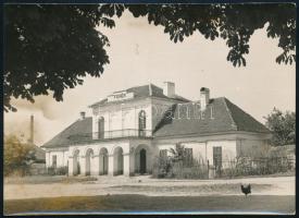 cca 1970 ,,Fenék" feliratú épület fényképe, 1 db vintage fotó jelzés nélkül, ezüst zselatinos fotópapíron, barnás folttal, 12,3x17 cm