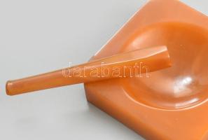 Borostyán hamutál és szipka, szipkán kis repedés. 8x8 cm, 8,5 cm