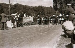 cca 1965 Motorverseny előtt készült felvételek a helyszínről, versenyzőkről, motorokról, 23 db vinta...