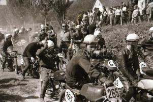 cca 1965 Motorverseny előtt készült felvételek a helyszínről, versenyzőkről, motorokról, 23 db vinta...