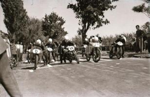 cca 1965 Motorverseny előtt készült felvételek a helyszínről, versenyzőkről, motorokról, 23 db vinta...