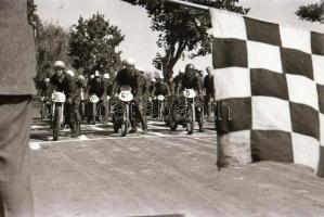 cca 1965 Motorverseny előtt készült felvételek a helyszínről, versenyzőkről, motorokról, 23 db vinta...