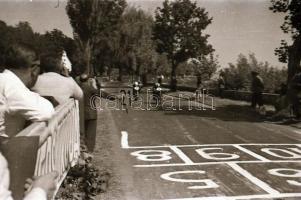 cca 1965 Motorverseny előtt készült felvételek a helyszínről, versenyzőkről, motorokról, 23 db vinta...