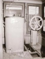 1989 Budapest, a Millenniumi Földalatti Vasút egyik régi, ám felújított kocsijáról készített felvéte...