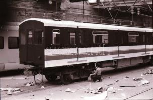 1980 Budapest, képriport a Ganz-Mávag egyik csarnokából, ahol új metrókocsikat gyártottak, 35 db vin...