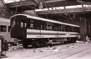 1980 Budapest, képriport a Ganz-Mávag egyik csarnokából, ahol új metrókocsikat gyártottak, 35 db vin...