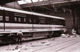 1980 Budapest, képriport a Ganz-Mávag egyik csarnokából, ahol új metrókocsikat gyártottak, 35 db vin...