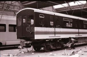 1980 Budapest, képriport a Ganz-Mávag egyik csarnokából, ahol új metrókocsikat gyártottak, 35 db vin...