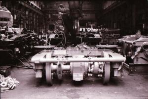 1980 Budapest, képriport a Ganz-Mávag egyik csarnokából, ahol új metrókocsikat gyártottak, 35 db vin...