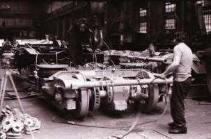 1980 Budapest, képriport a Ganz-Mávag egyik csarnokából, ahol új metrókocsikat gyártottak, 35 db vin...