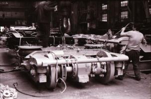 1980 Budapest, képriport a Ganz-Mávag egyik csarnokából, ahol új metrókocsikat gyártottak, 35 db vin...