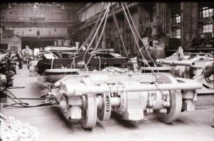 1980 Budapest, képriport a Ganz-Mávag egyik csarnokából, ahol új metrókocsikat gyártottak, 35 db vin...