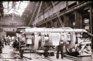 1980 Budapest, képriport a Ganz-Mávag egyik csarnokából, ahol új metrókocsikat gyártottak, 35 db vin...
