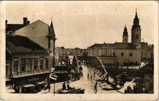 1942 Nagyvárad, Oradea; Látkép a Kőrös híddal, Dermata, Lőrincz üzlete, villamos, kerékpár, templom / Cris bridge, shops, tram, bicycle, church (fl)