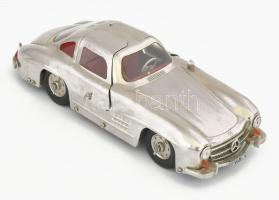 Märklin Mercedes SL-300 fém játék autó modell, felhúzókulccsal, jó állapotban, nyitható. Komplett, hiánytalan, a két ajtórugó mellékelve. 34 cm + felhúzókulcs. Fékezhető, kormányozható