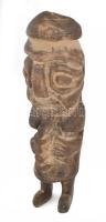 Maori Hei Tiki. XX. sz., feltehetően Új-Zéland, faragott trópusi fa, az anyagában futó természetes repedéssel, m: 35 cm