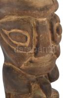 Maori Hei Tiki. XX. sz., feltehetően Új-Zéland, faragott trópusi fa, az anyagában futó természetes r...