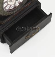 Antik hatású asztali óra. Fa. kopással, kvarc, m: 19,5 cm