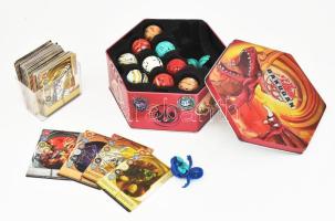 Bakugan 20 db figura, kártyákkal, fém dobozzal, Egy nagyon könnyen tanulható társasjáték, 2 - 4 játékos részére, az átlagos játékidő rövid, csak 15 perc. A játékmenet erősen épít a moduláris tábla, a pakli tervezés és a terület befolyásolás/irányítás mechanizmusokra