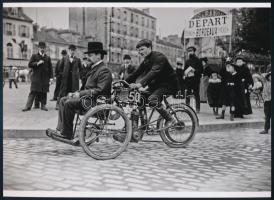 cca 1910 Párizs, motoros tricikli, a személyszállítás egyik új eszköze, a néhai Auto és Motorújság (1922-1938) című lap archívumából 1 db modern nagyítás jelzés nélkül, 15x21 cm