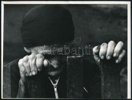 1978 Bahget Iskander kecskeméti fotóművész felvétele (Bekerítve), 1 db vintage fotó, feliratozva, ezüst zselatinos fotópapíron, a használatból eredő (esetleges) kisebb hibákkal, 18x24 cm