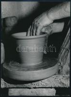 1975 Lipóczi József budapesti fotográfus felvétele (Korongoló), 1 db vintage fotó, feliratozva, ezüst zselatinos fotópapíron, a használatból eredő (esetleges) kisebb hibákkal, 23,5x17,8 cm