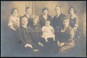 cca 1906 ,,Amerikába kivándorolt magyar család" feliratú vintage fotó, ezüst zselatinos fotópapíron, a használatból eredő (esetleges) kisebb hibákkal, 14x21,5 cm
