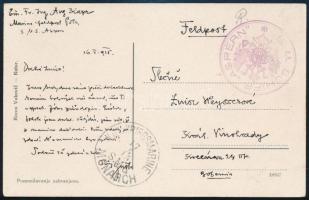 1915 Tábori posta képeslap piros / red "S.M.SCHIFF ASPERN" , "K.u.K. KRIEGSMARINE / S.M.S. MONARCH" Érdekes példa arra, hogyan kezelték a haditengerészeti postát a Bocche-ban. Ezt a képeslapot az S.M.S. Aspern legénységének egyik tagja írta, és feltehetően átadta a cirkáló postaszolgálatának, amely összegyűjtötte az aznapi küldeményeket, majd átadta az S.M.S. Monarch, vagyis egy nagyobb hajó postaszobájának.