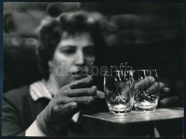 cca 1974 Kriss Géza (?-?) budapesti fotóművész aláírt alkotása (Üveggyárban), 1 db vintage fotó, ezüstzselatinos fotópapíron, 18x24 cm