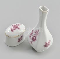 Hollóházi lila virágmintás ékszertartó dobozka és kisváza. Jelzett, kis kopással, m: 12 cm, h: 6,5 cm