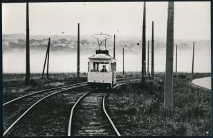 cca 1960 előtti felvétel, villamos a város szélén, 1 db vintage fotó, ezüst zselatinos fotópapíron, 15,4x24 cm