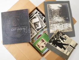 Közepes doboznyi vegyes papírrégiség, benne kb. 200 db fotó, zsidó imakönyv, helytörténeti kiadványok, utazási prospektusok, kiállítási katalógusok, stb.