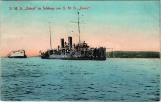 1913 SMS Zrínyi osztrák-magyar Radetzky-osztályú pre-dreadnought csatahajó és SMS Zenta Zenta-osztályú védett cirkáló / K.u.K. Kriegsmarine. SMS Zrínyi in Schlepp von SMS Zenta; Selbstverlag Fischer's Papierhandlung / Austro-Hungarian Navy battleship and protected cruiser