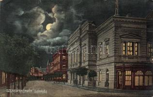 Székesfehérvár Színház éjszaka a Stignitz Kávéházzal