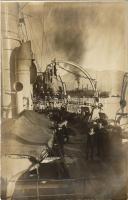 SMS Aspern az Osztrák-Magyar Haditengerészet Zenta-osztályú védett cirkáló matrózai a fedélzeten, fedélzeti ágyúk / K.u.K. Kriegsmarine Matrosen / Austro-Hungarian Navy Zenta-class protected cruiser&#039;s mariners on deck, quick-firing guns. photo