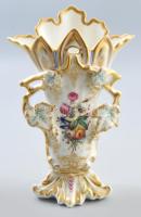 Historizáló impozáns porcelán váza. Jelzés nélkül, kis kopással, m: 28 cm