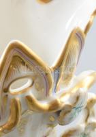 Historizáló impozáns porcelán váza. Jelzés nélkül, kis kopással, m: 28 cm